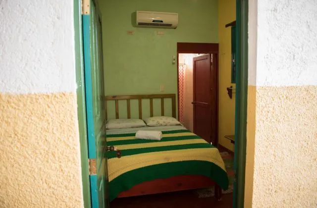 Hostal Dona Chava Pedernales habitacion 1 grande cama